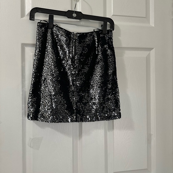Forever 21 Silver Sequin Mini Skirt Cocktail - Picture 3 of 4